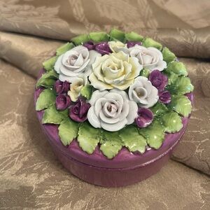 Vintage trinket holder. Excellent condition roses, petals, leaves hand painted